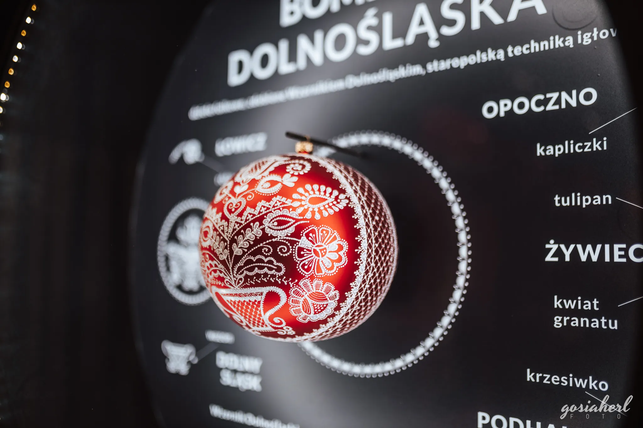 Zbliżenie na pięknie udekorowaną dolnośląską bombkę z Milicza