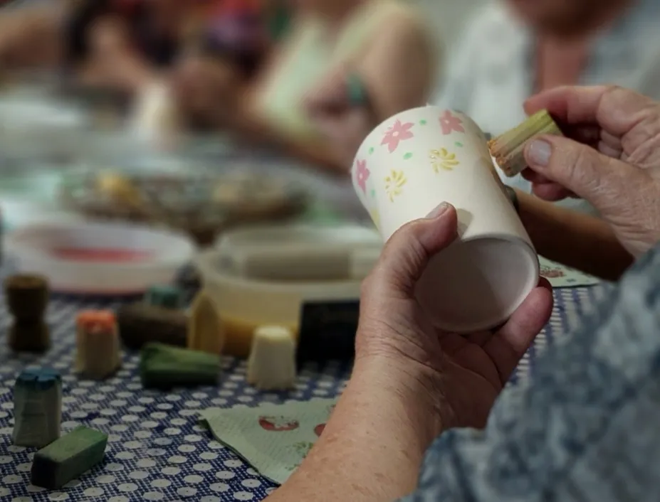 Zbliżenie na ceramiczny kubek podczas dekorowania