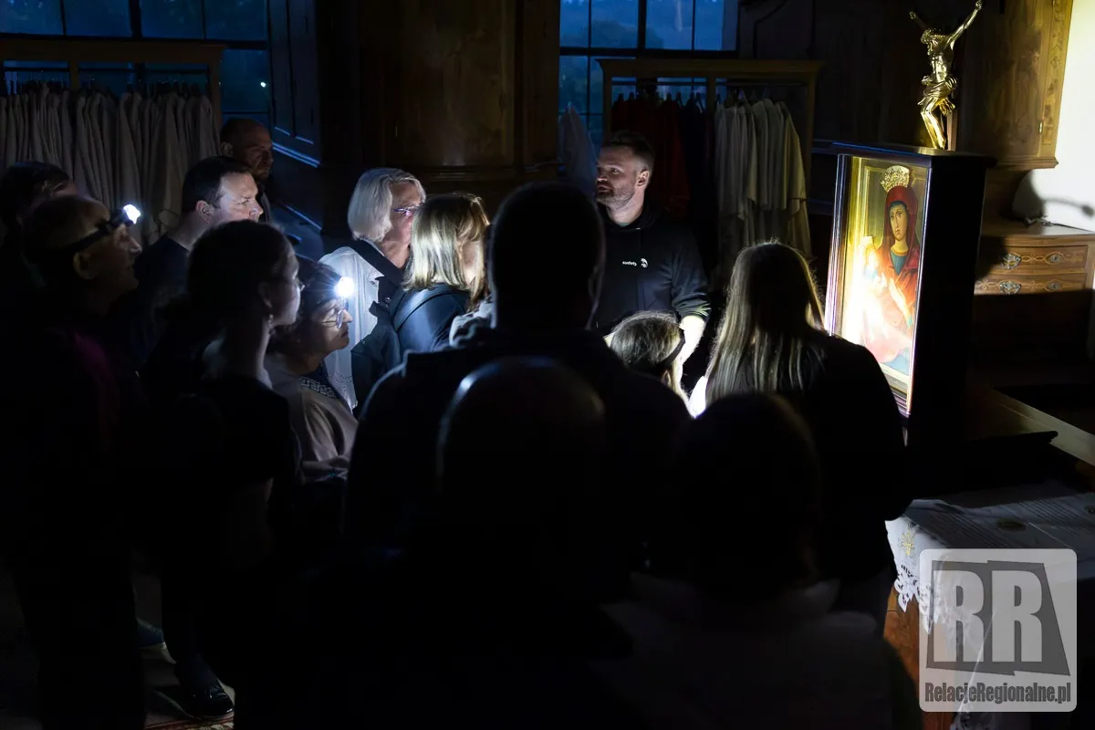 Zdjęcie grupy turystów podczas nocnego zwiedzania w Krzeszowie