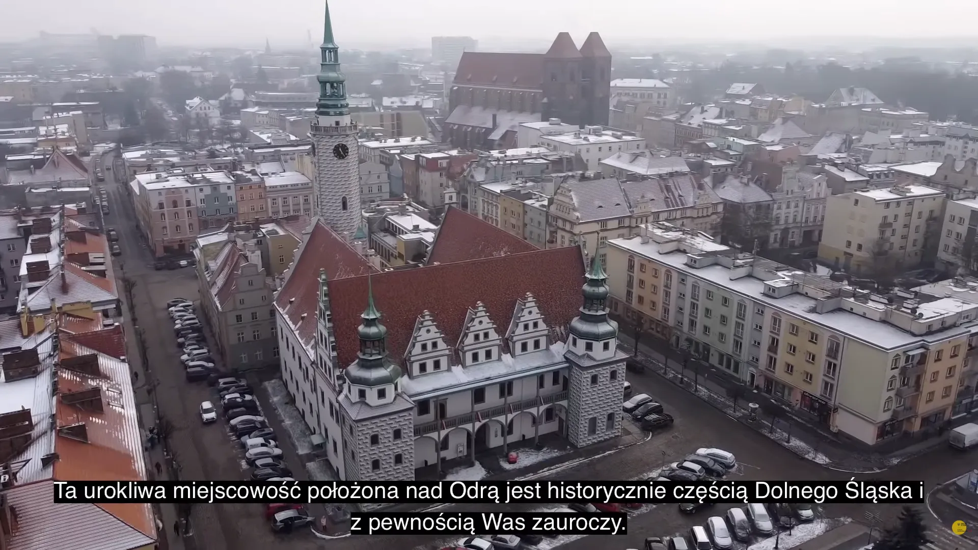 Zrzut ekranu z filmu Odjazd z widocznym w tle Brzegiem