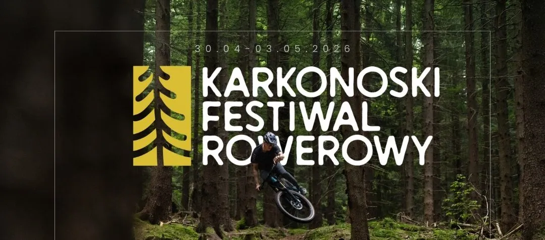 Baner Karkonoskiego Festiwalu Rowerowego zapowiada wydarzenie od 30 kwietnia do 3 maja 2026, pokazując rowerzystę zjeżdżającego przez gęsty las.