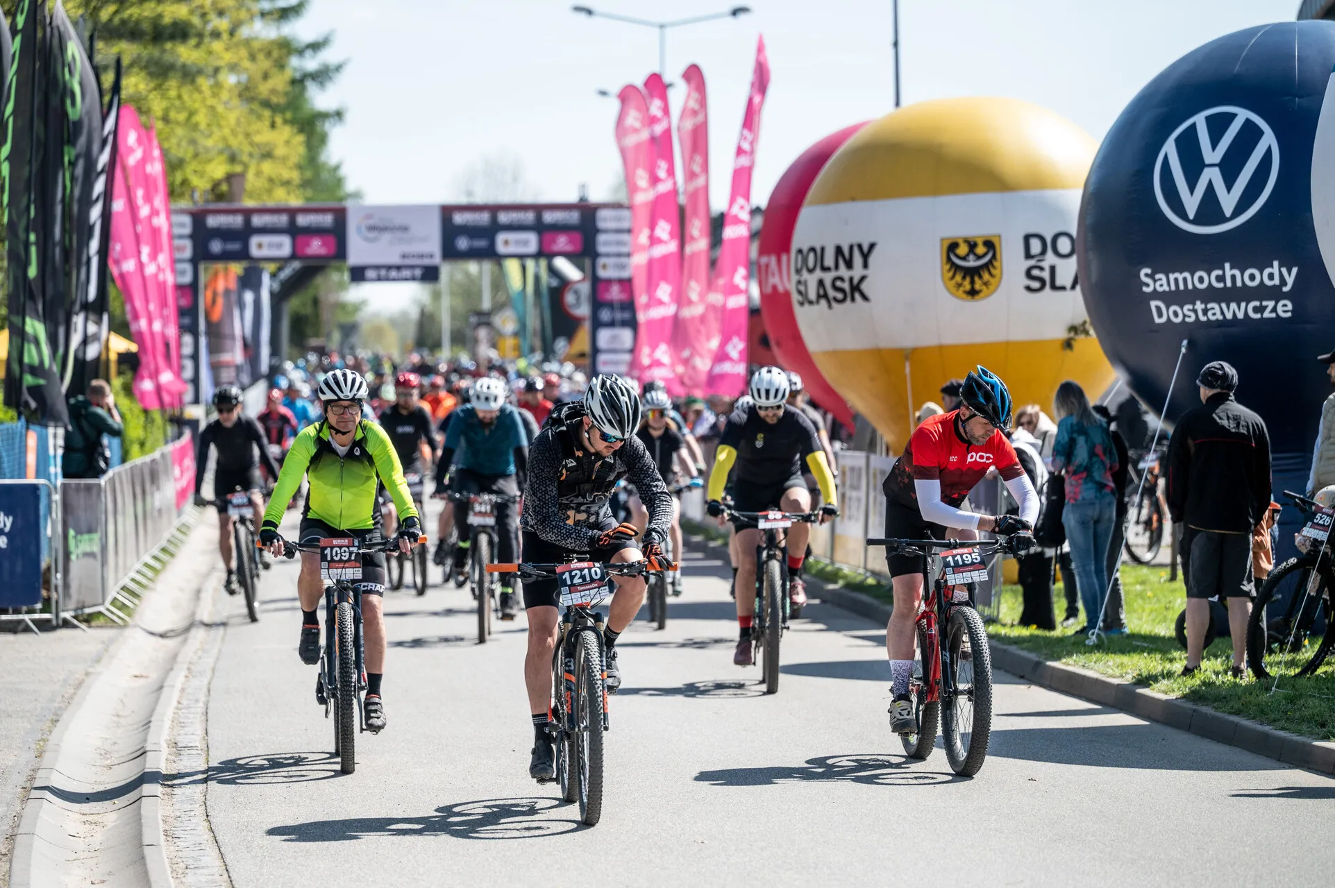 Grupa rowerzystów podczas wyścigu kolarskiego