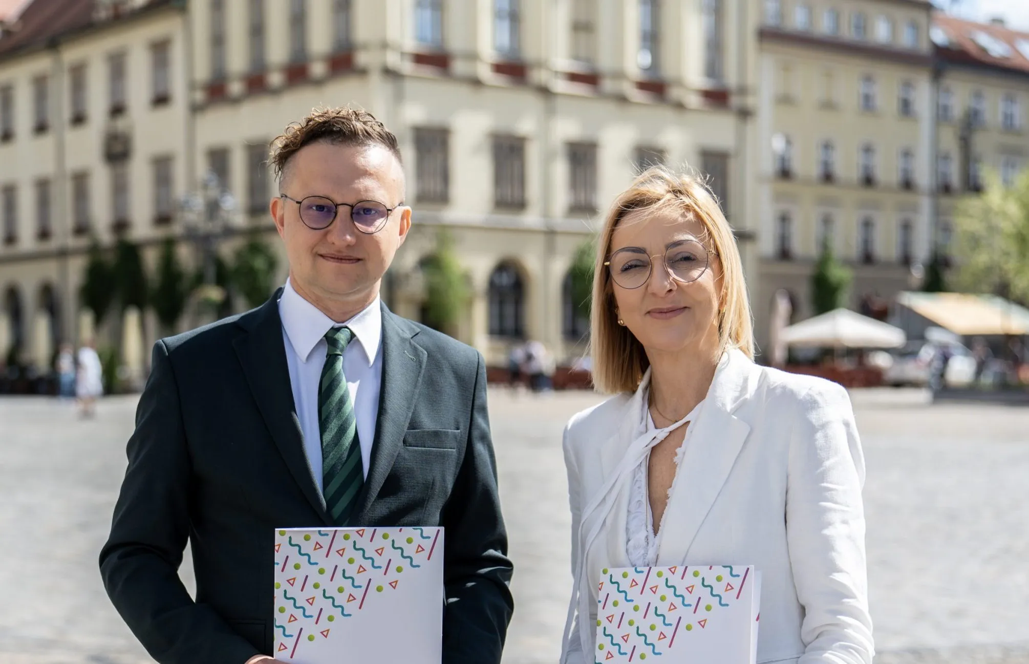 Dwójka polityków pozuje do zdjęcia