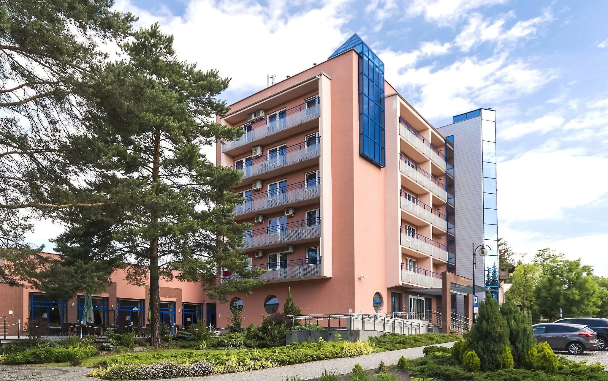 Widok z zewnątrz na budynek hotelu Kudowa