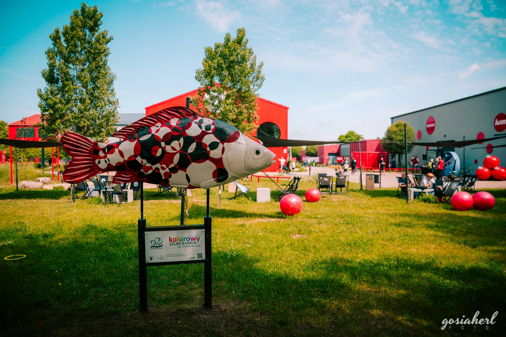 A colorful ceramic fish in the garden at the KOM in Milicz