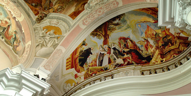 sklepienie barokowego kościoła z freskami