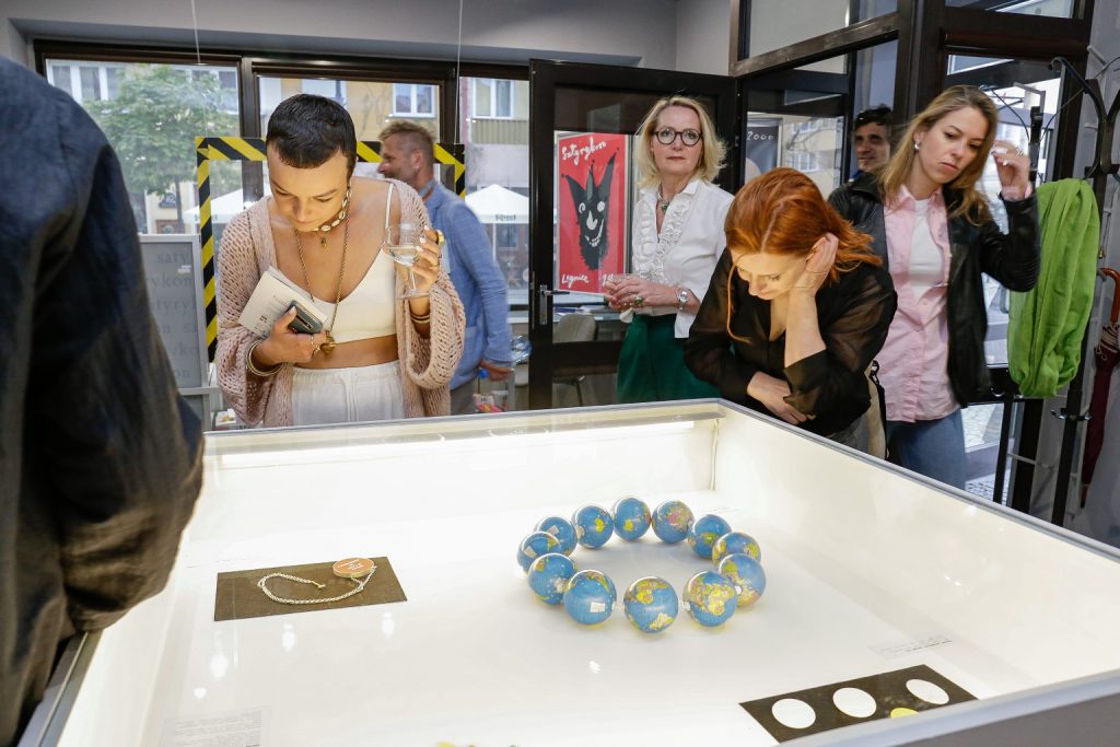 Legnicki Festiwal SREBRO 2023 Tłumy ludzi oglądające biżuterię artystyczną na wystawie.
